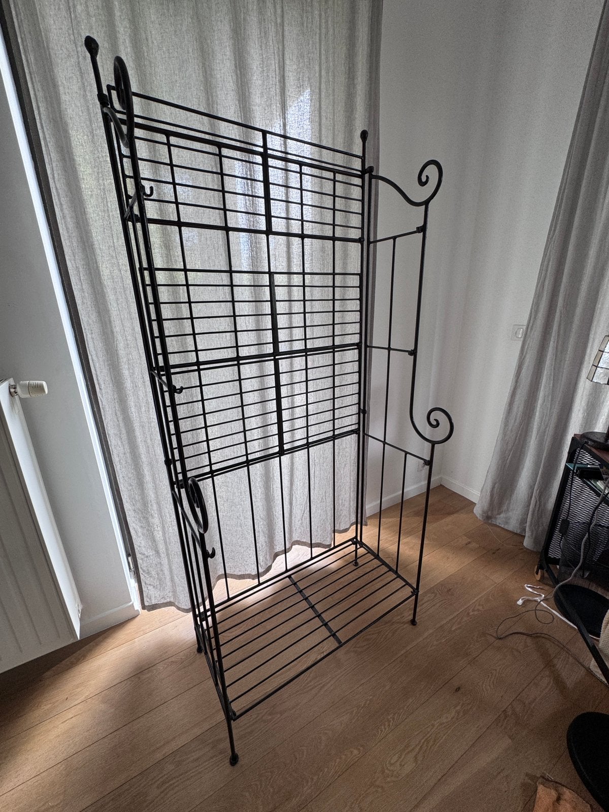 Étagère métallique noire style fer forgé – 4 niveaux, Maison & Meubles, Armoires | Étagères à chaussures, Enlèvement ou Envoi