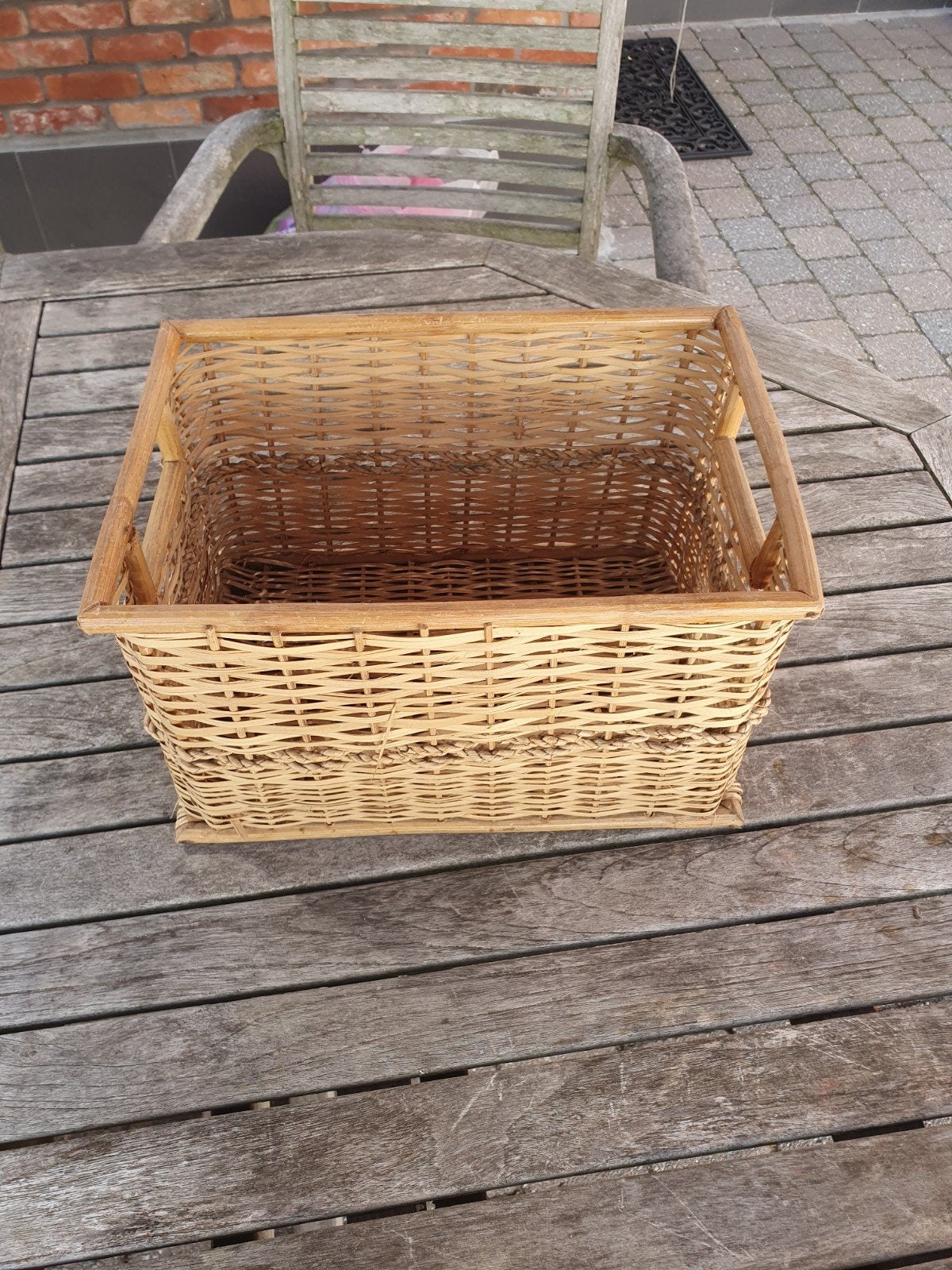 Allerlei rieten mandjes, Ophalen