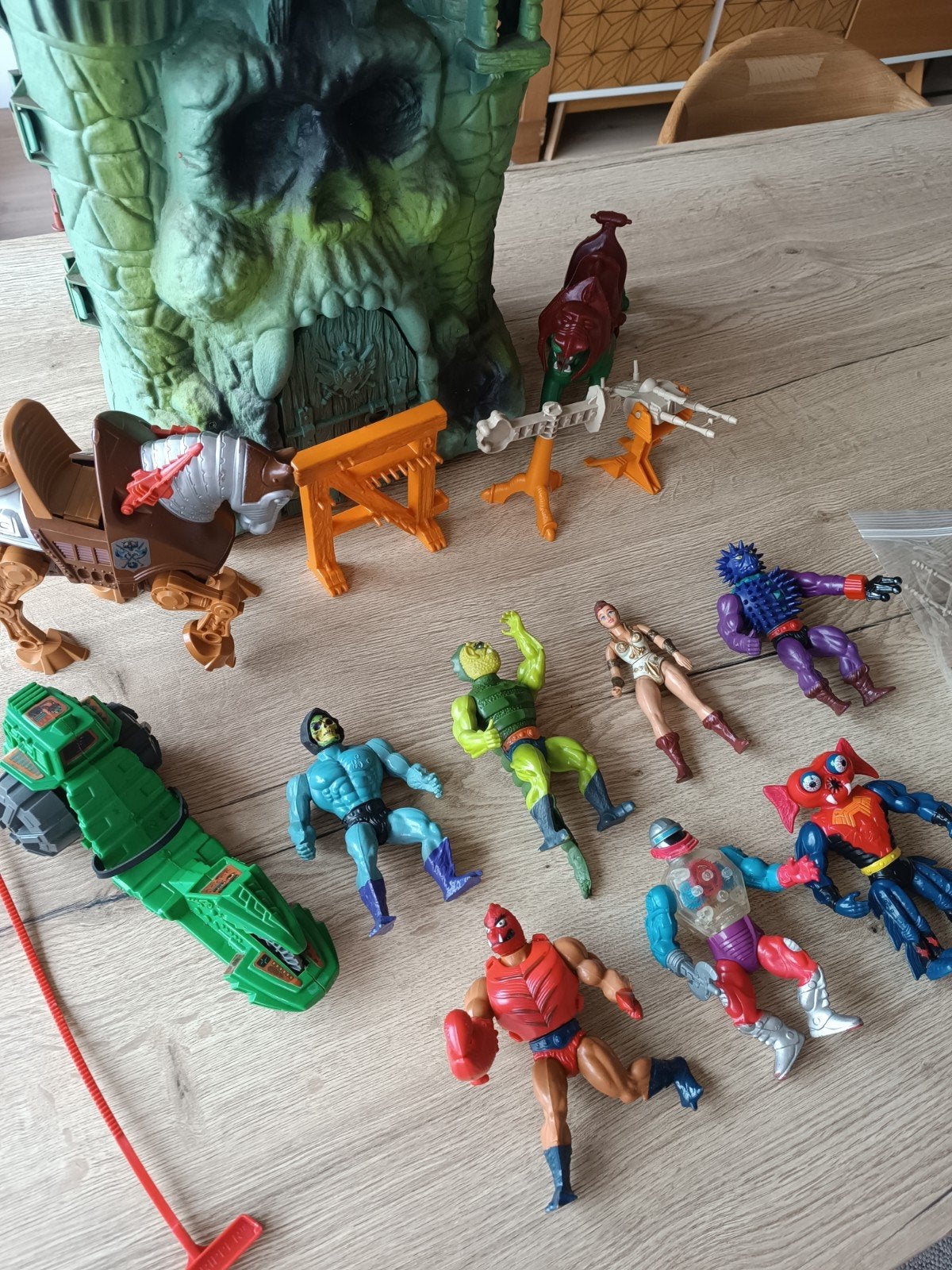 Castle Greyskull + figuren/voertuigen, Ophalen