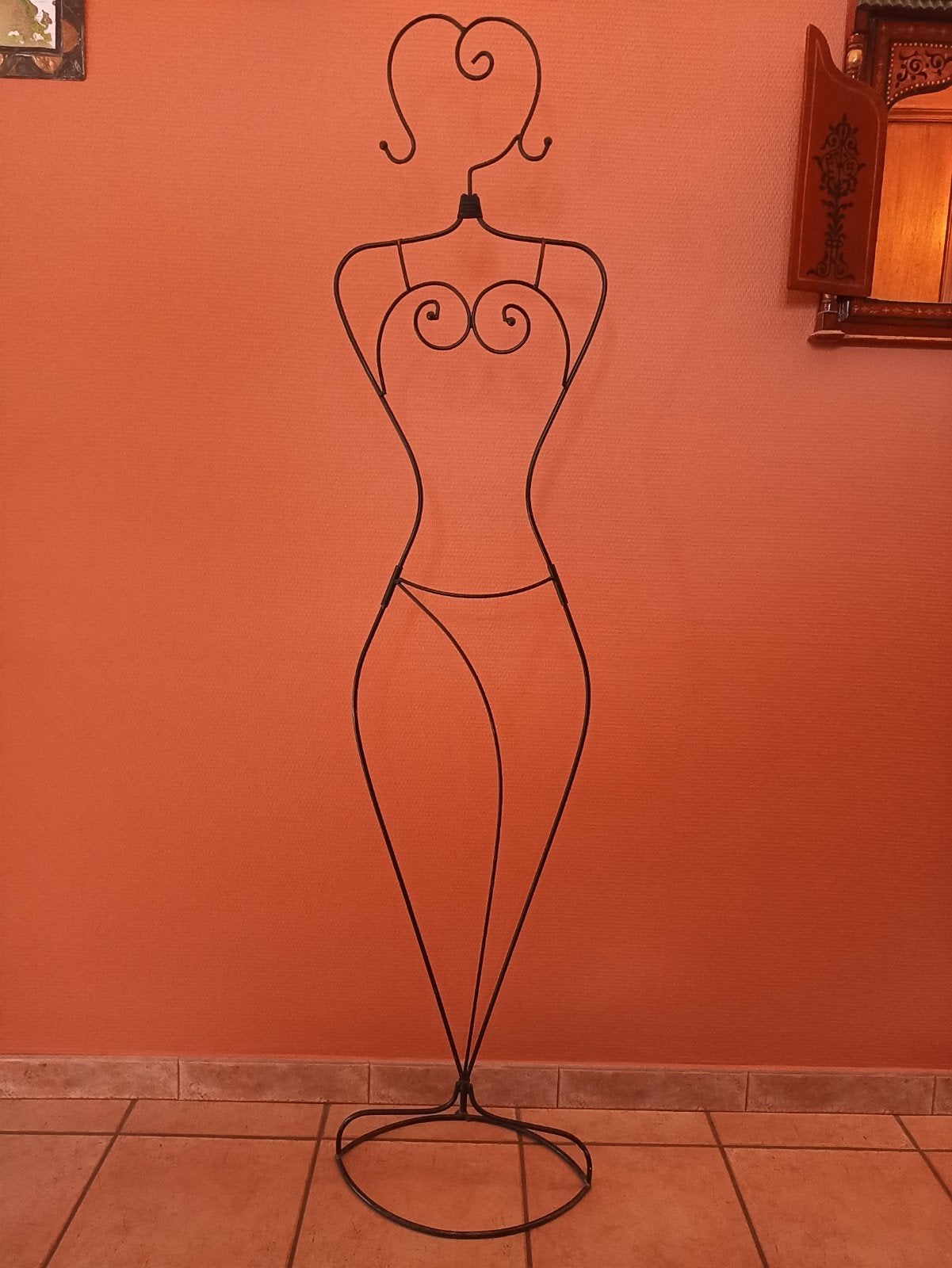 Mannequin draagt metalen kleding, Ophalen of Verzenden