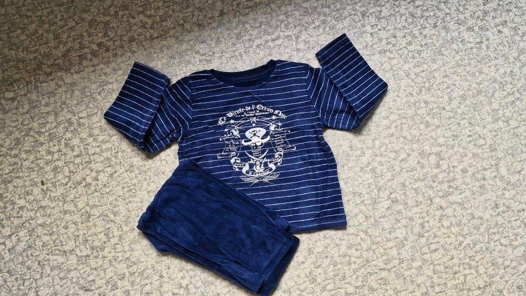 pyjama 2 pièces en velours, Enlèvement, Comme neuf, Garçon, Vêtements de nuit ou Sous-vêtements