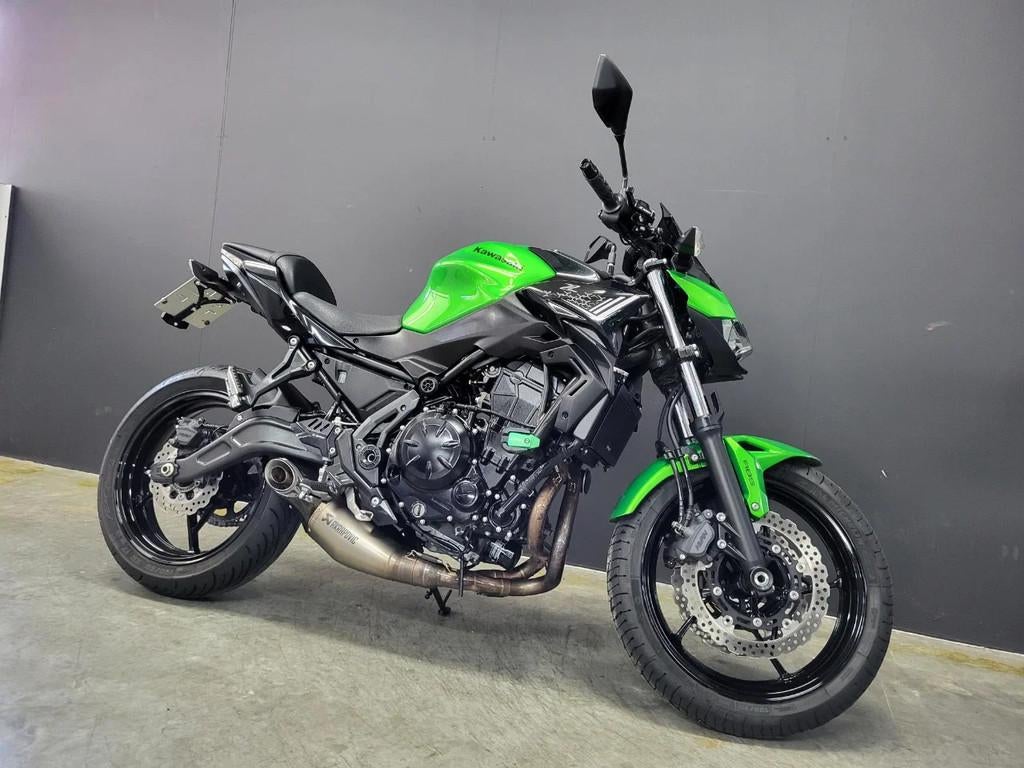 Kawasaki Z 650 met Akrapovic en accessoires (bj 2020), Motoren, Bedrijf, Meer dan 35 kW, Overig, 650 cc