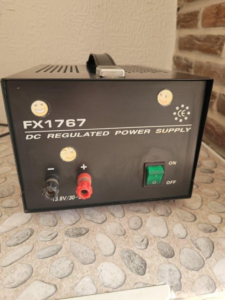 alimentation FX-1767 pro 13.8 volt  ,32 amp.LIRE SVP, Télécoms, Émetteurs & Récepteurs, Comme neuf, Émetteur et Récepteur, Enlèvement