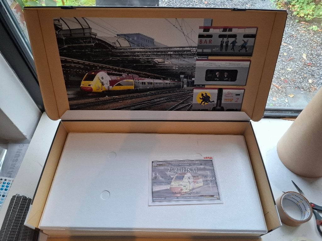 TGV THALYS TINTIN ET MILOU REF 37795 COMPLET CERTIF MALLETTE, Ophalen of Verzenden, Zo goed als nieuw, Overige typen
