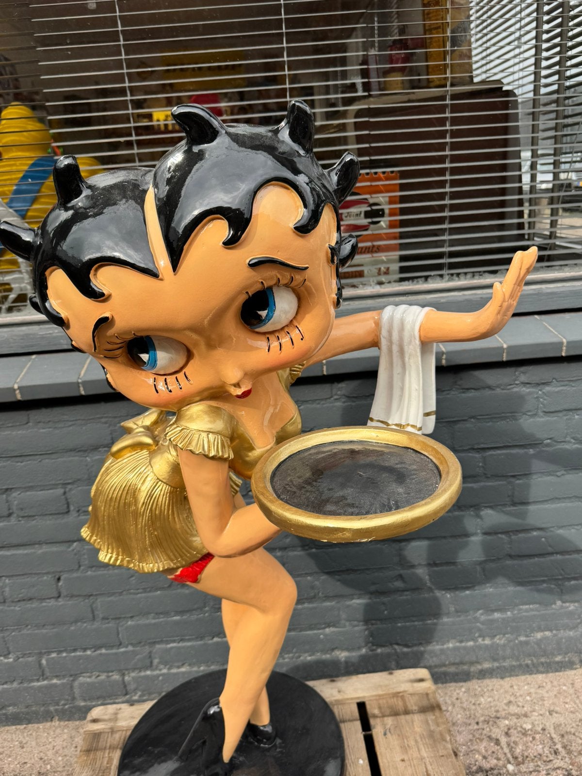 Dîner avec la statue de Big Betty Boop, Enlèvement, Utilisé, Humain