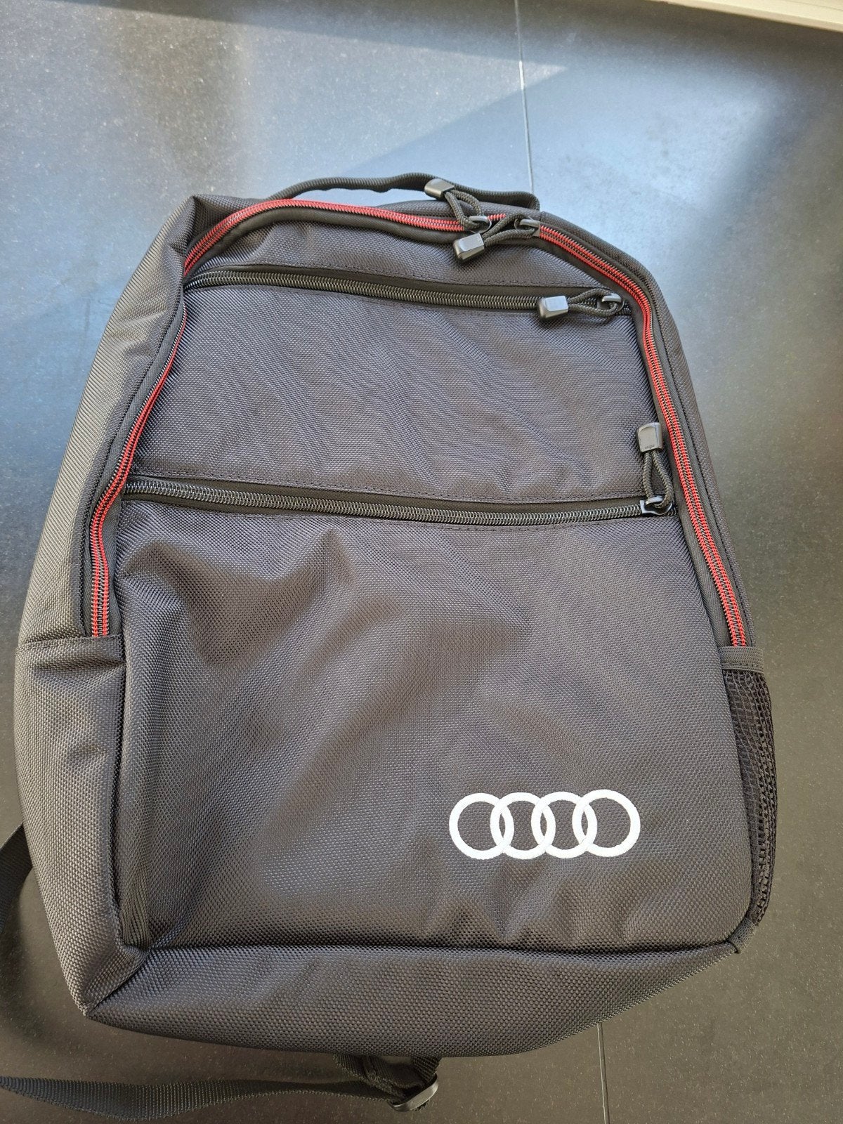 Te koop Sling bag, Merk Audi, Bijoux, Sacs & Beauté, Neuf, Autres marques, Enlèvement ou Envoi, Étanche