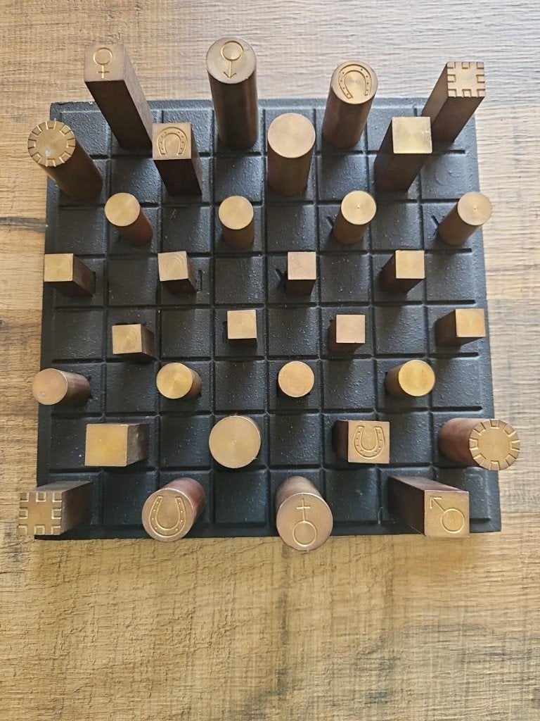 Jeu d’échecs – design moderniste – 32 pièces métalliques, 1 ou 2 joueurs, Enlèvement, Utilisé
