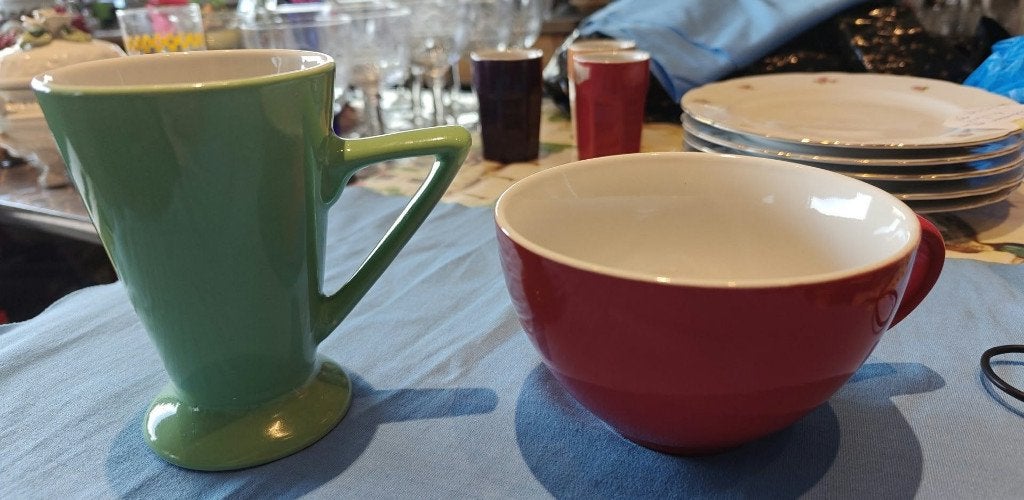 mug mok platte rode tas slanke groene tas, Maison & Meubles, Enlèvement ou Envoi, Mug, Comme neuf, Céramique
