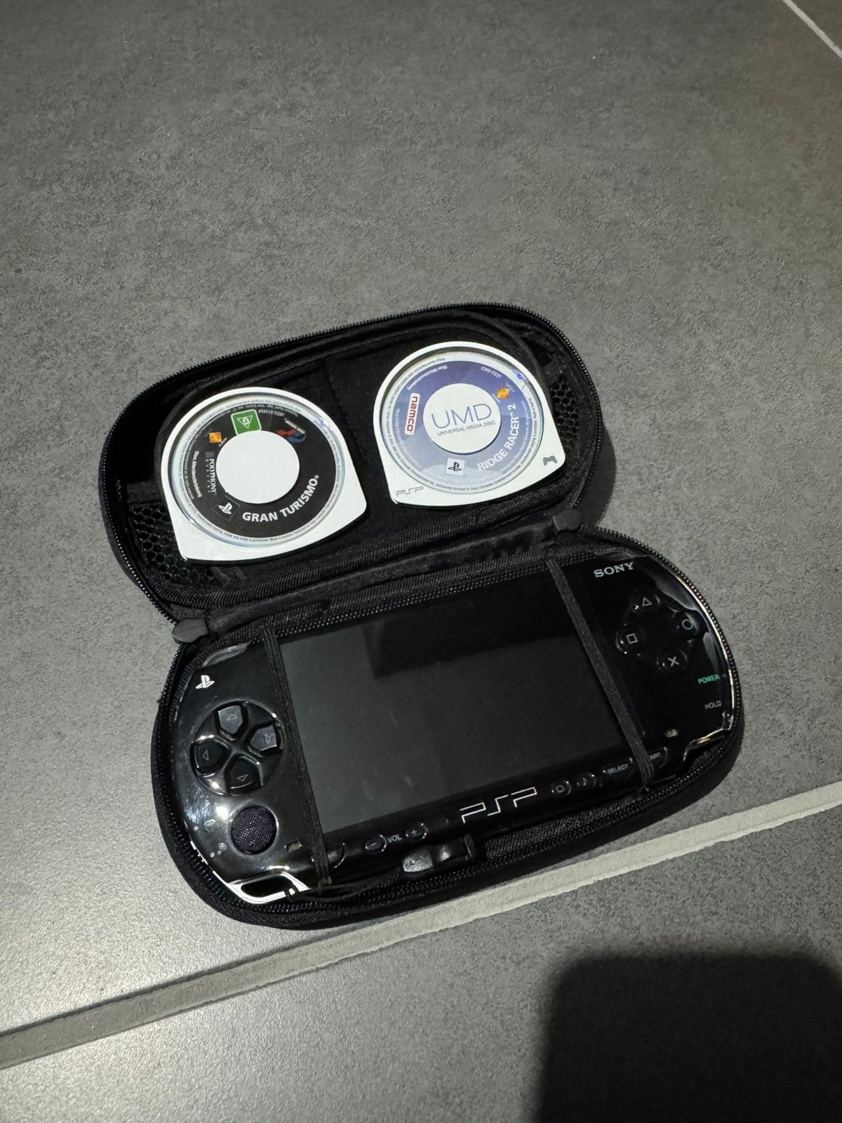 Originele Sony PSP "Phat" + Beschermhoes & 2 Racegames, Games en Spelcomputers, Spelcomputers | Sony PSP, Ophalen, Zo goed als nieuw