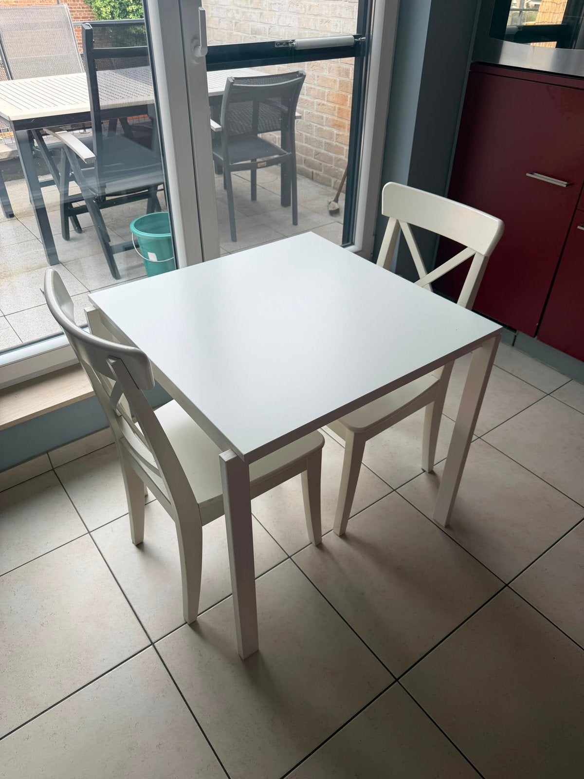 Witte tafel met 2 stoelen, Huis en Inrichting, Tafels | Eettafels, Ophalen, Zo goed als nieuw