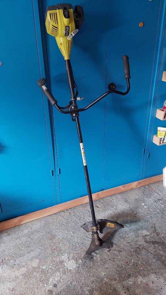debroussailleuse riobi lt2 en parfait état utilisé 1x, Comme neuf, 30 à 50 cm, Essence, Enlèvement