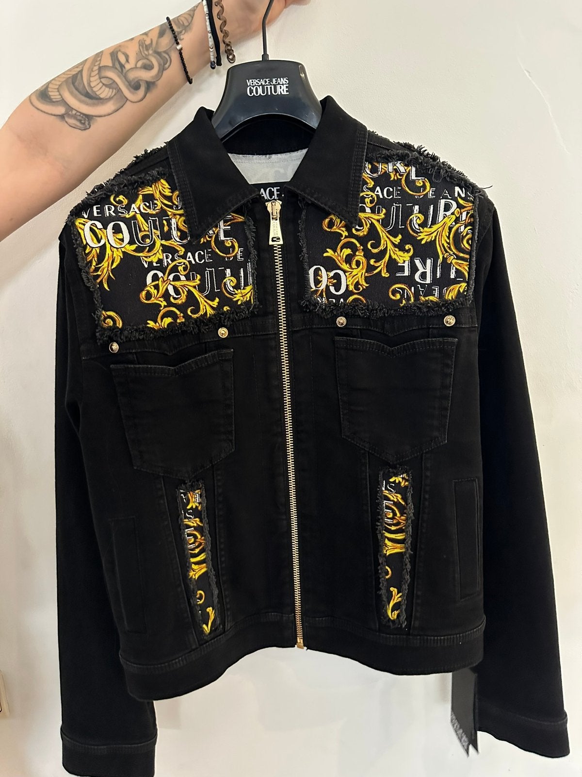 Versace Jeans Couture jas in zwart en goud - maat S (36), Ophalen of Verzenden, Nieuw, Maat 36 (S), Zwart