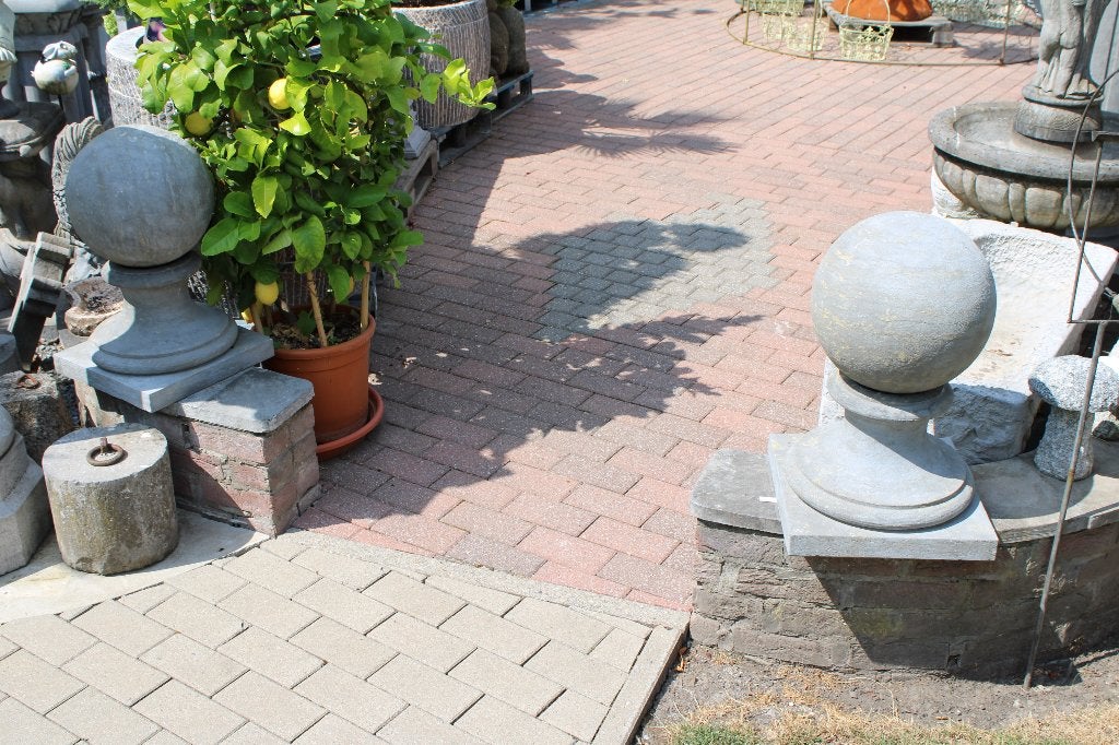 Kop van een zuil of pilaster in blauwe hardsteen, het paar, Ophalen, Zo goed als nieuw