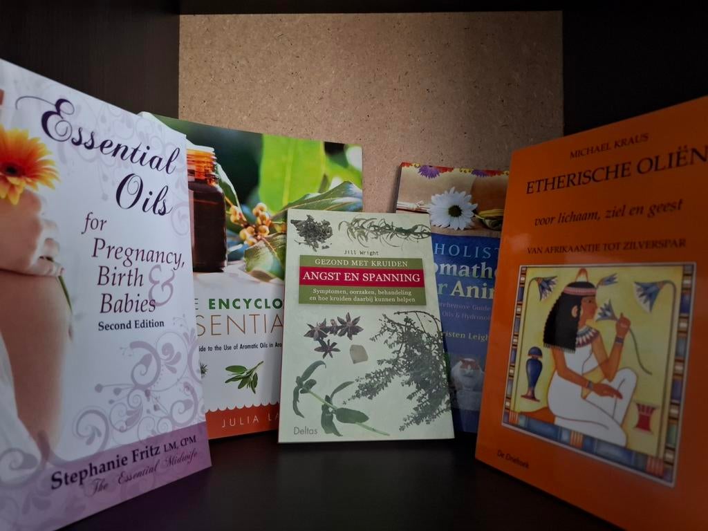 5 boeken aromatherapie / essentiële/etherische  oliën, Livres, Santé, Diététique & Alimentation, Enlèvement, Comme neuf, Plantes et Alternatives