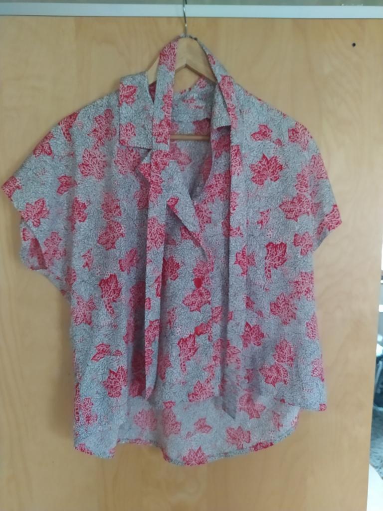 Blouse douce et soyeuse (+/- taille 46)

En polyester, Enlèvement ou Envoi, Taille 46/48 (XL) ou plus grande