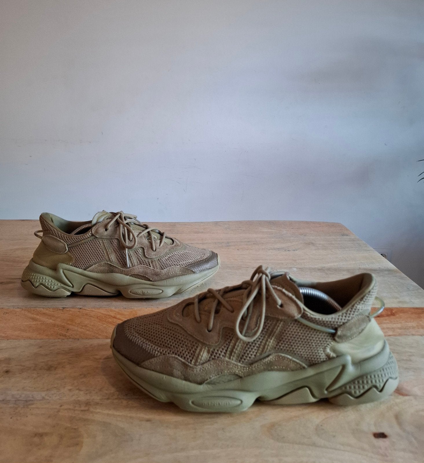 adidas Ozweego Cargo maat 44 2/3 – FZ3574 – Khaki, Bruin, Ophalen of Verzenden, Zo goed als nieuw, Adidas