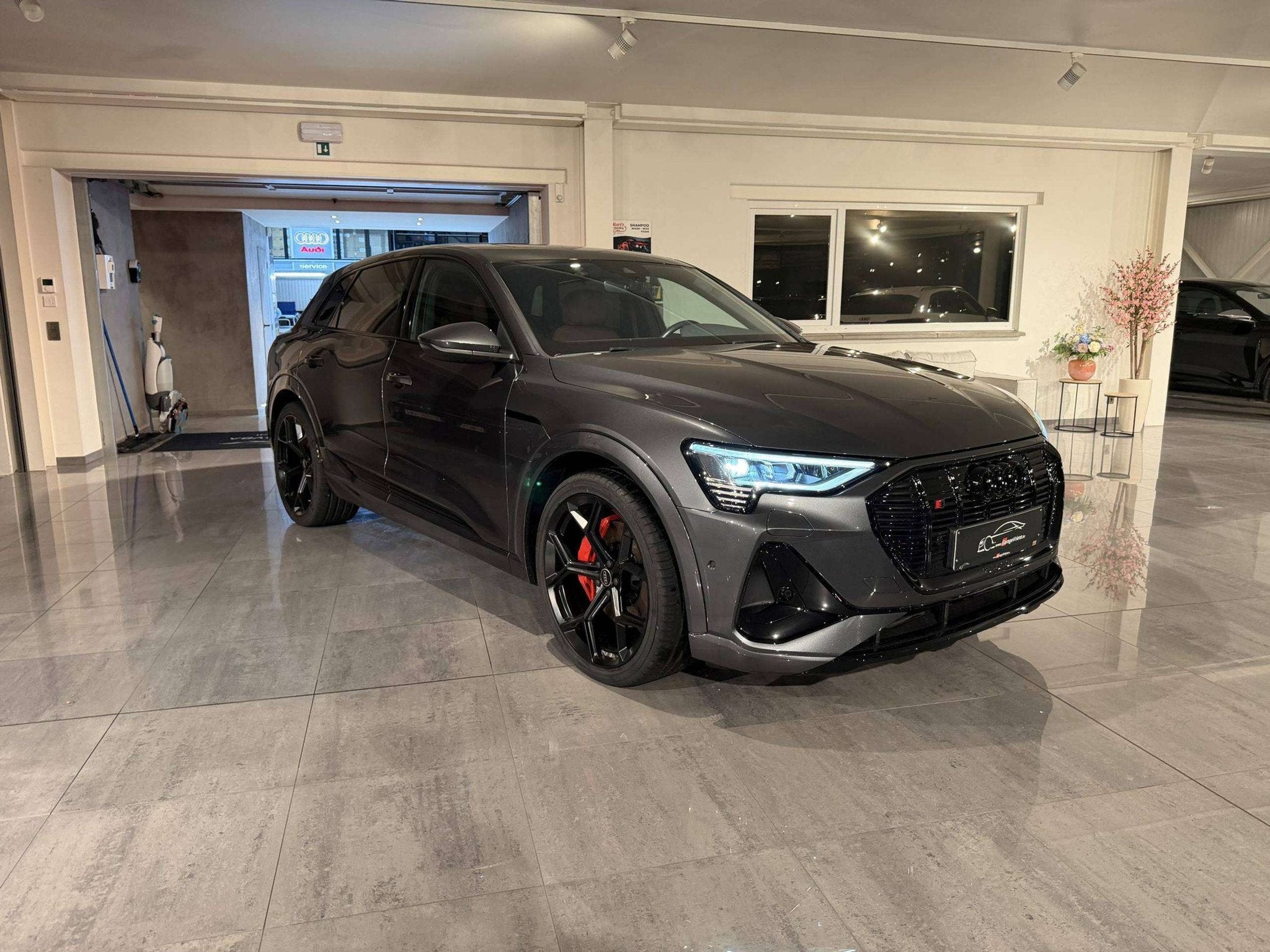 Audi Q8 e-tron SOLD BIJ GARAGE VRIENS YVES BV!, Cuir, Argent ou Gris, Achat, 408 ch