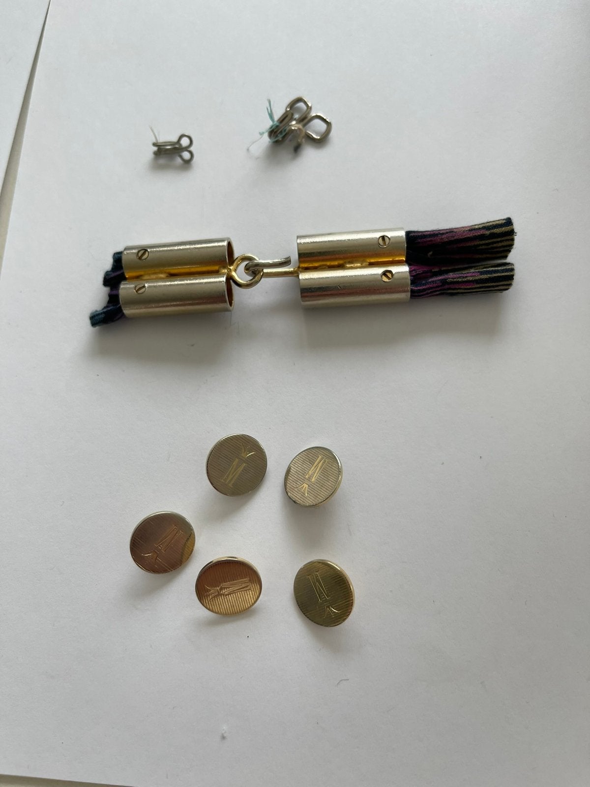 Vintage 5 Goudkleurige Knopen Letter M Luxe Klemsluiting, Ophalen of Verzenden, Zo goed als nieuw