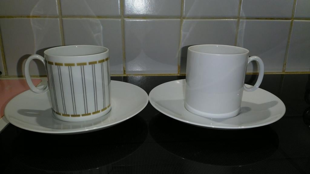 Tassen, onderbordjes.Melk en suikerpotje., Enlèvement
