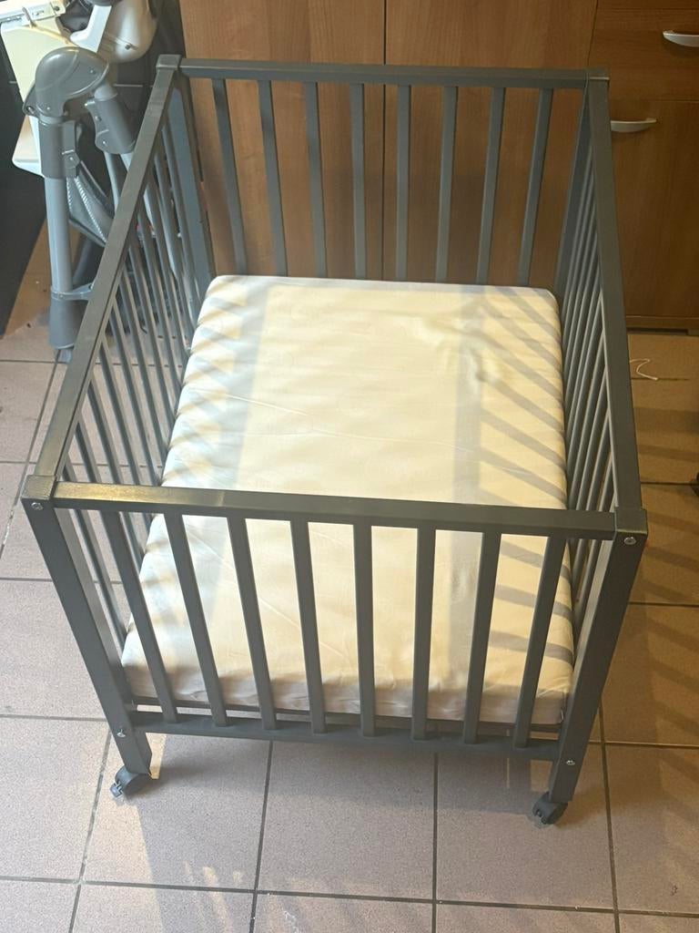 Parc bebe avec matlelat, Enfants & Bébés, Parcs, Enlèvement, Utilisé, Carré, Roulettes