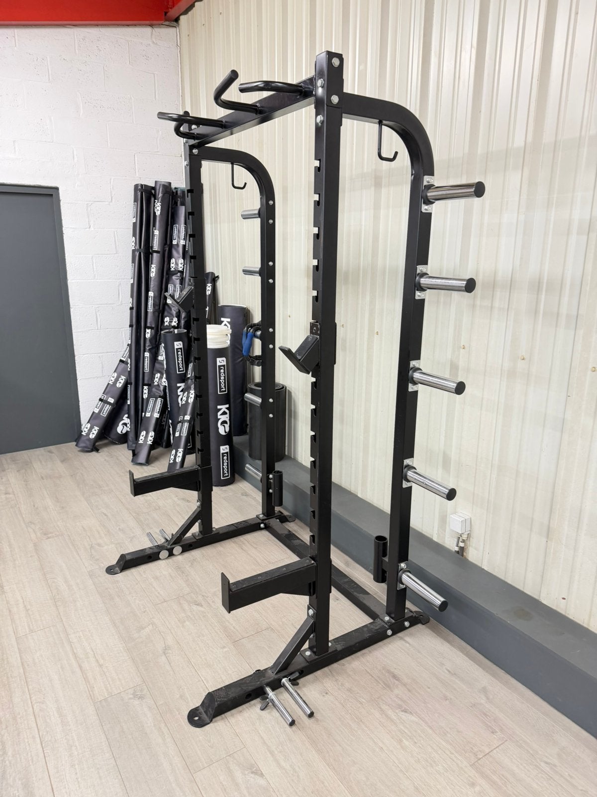 CAGE DE MUSCULATION / SQUAT RACK AVEC TRACTIONS  RAW FITNESS, Sports & Fitness, Enlèvement, Comme neuf, Barre de traction