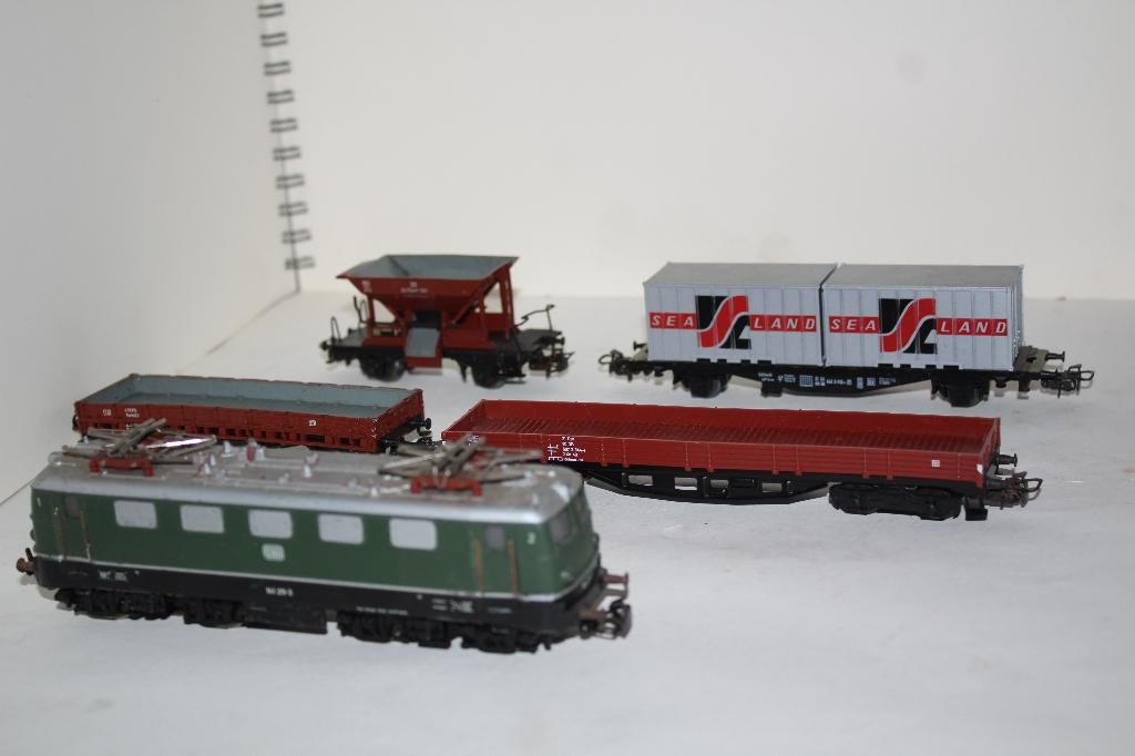 Marklin ho  loc DB -141 211-3 ref 3037 + 4 wagen's, Hobby en Vrije tijd, Wisselstroom, Gebruikt, Locomotief, Ophalen of Verzenden