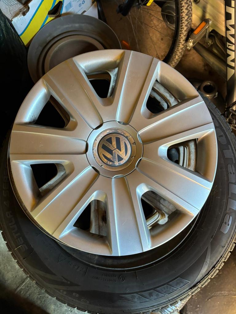 WAREMME - Jantes en taule avec pneus et enjoliveurs VW, Enlèvement, 4 Saisons, Jante(s)