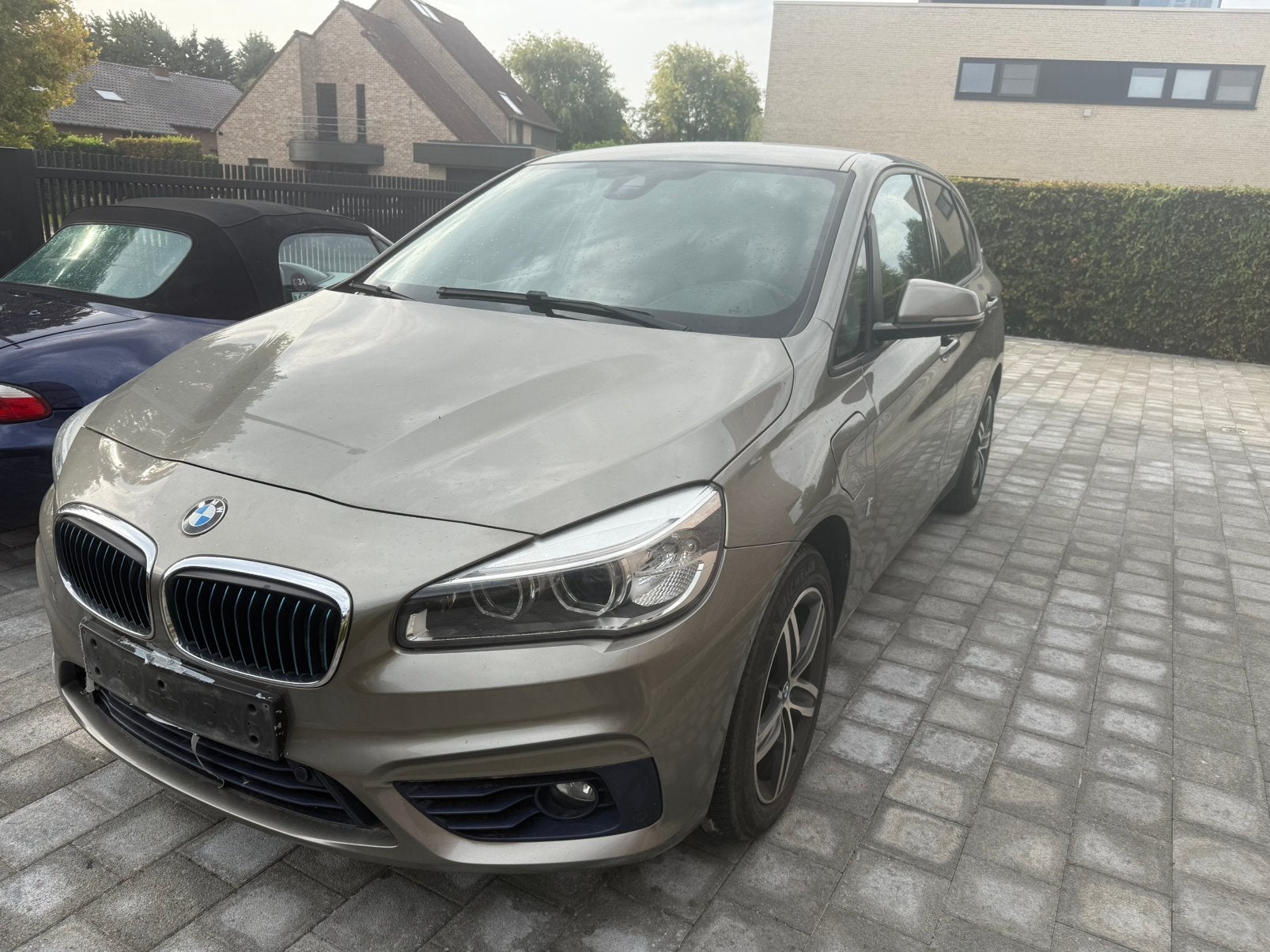 BMW 2 225e Benzine hybride 2017 zuinig, Auto's, Automaat, 5 zetels, 5 deurs, Dealer onderhouden