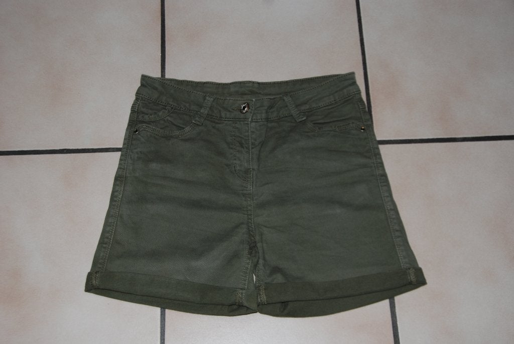 Kakigroene katoenen short „C&A” T38 als NIEUW!, Kleding | Dames, Broeken en Pantalons, Maat 38/40 (M), Kort, Ophalen of Verzenden