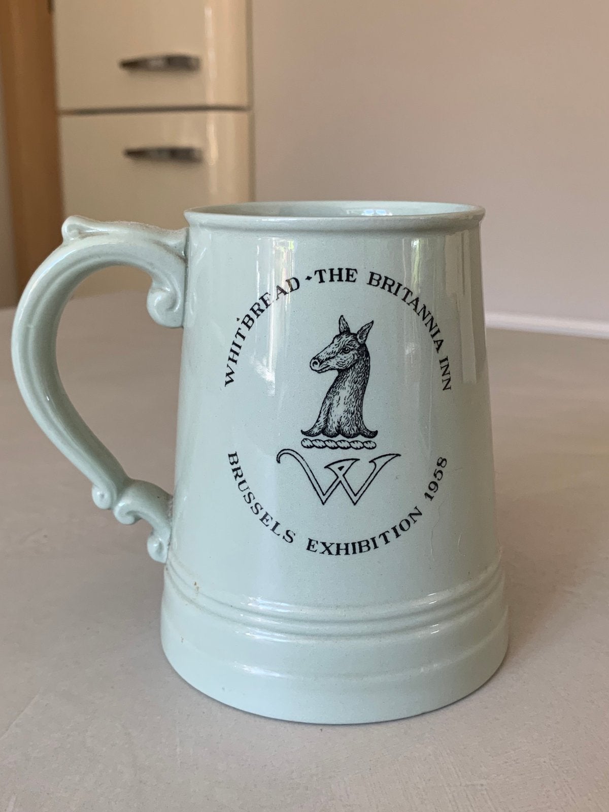 Chope à bière Unique Expo 58 - Whitbread 'The Britannia Inn', Collections, Marques de bière, Comme neuf, Enlèvement ou Envoi