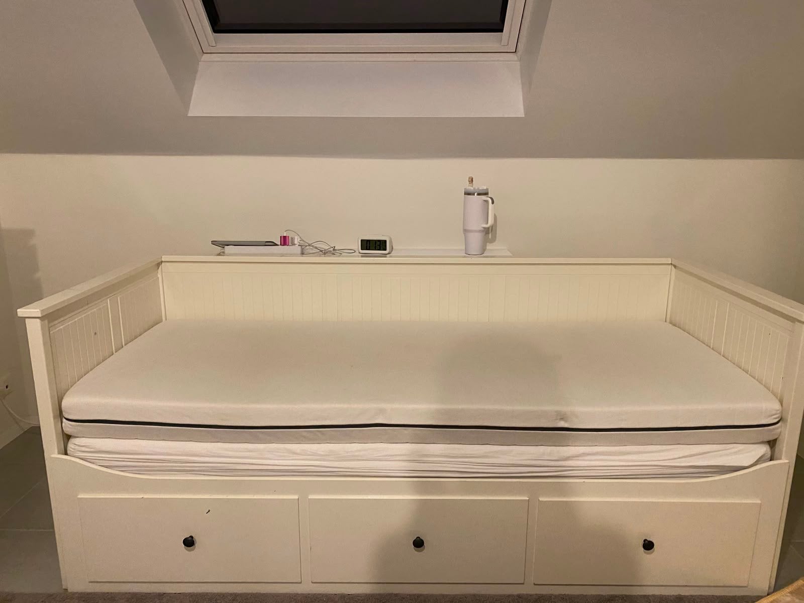 Hemnes bedbank Ikea met 2 matrassen, Ophalen, Zo goed als nieuw