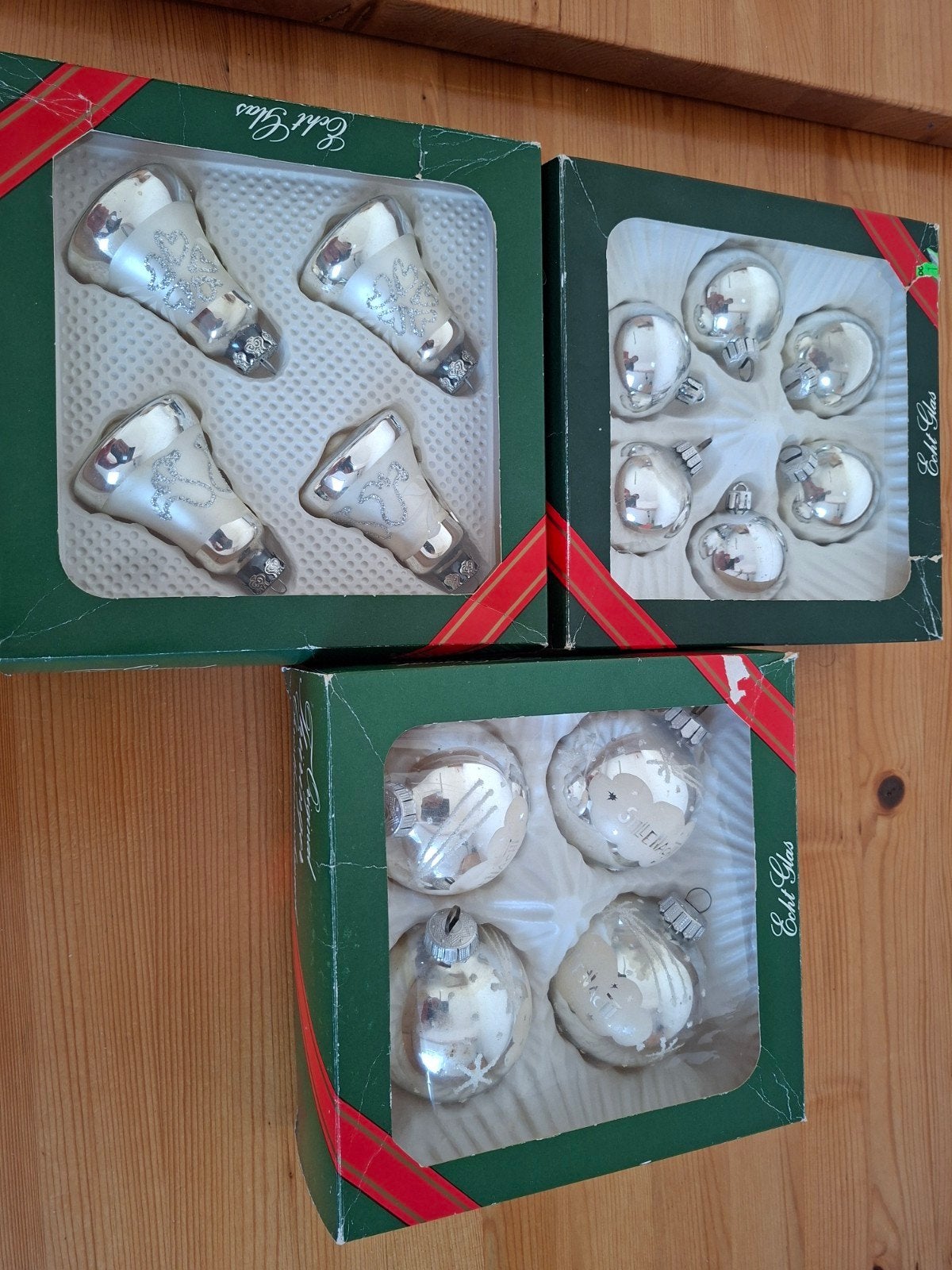 Set van zilverkleurige kerstballen, Ophalen