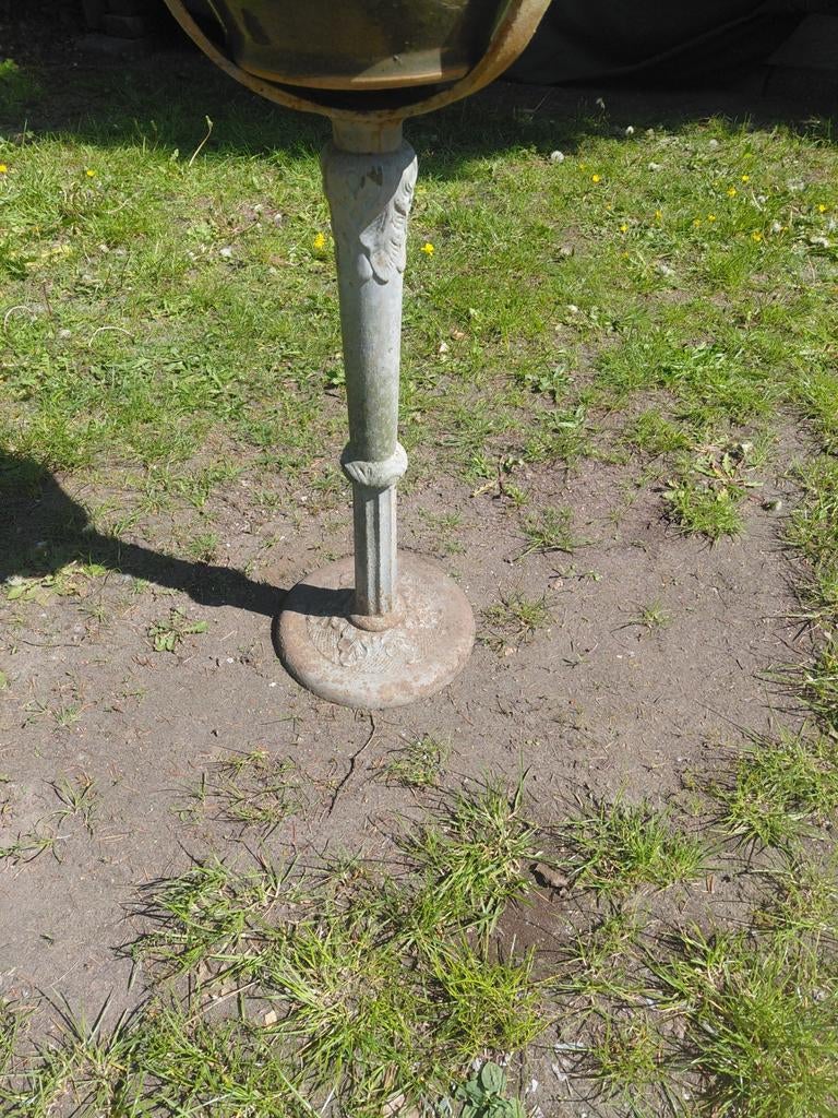 Voet voor bloempot., Ophalen