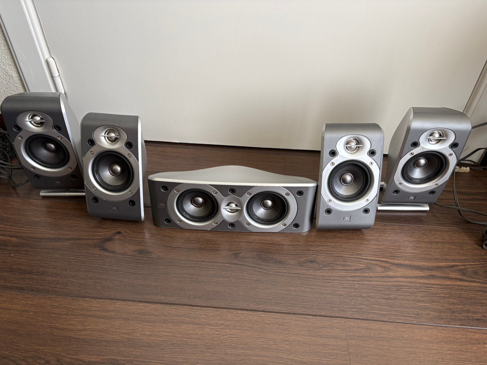 Ensemble d'enceintes ambiophoniques 5.1 JBL et supports, Ensemble surround complet, 60 à 120 watts, Utilisé, Enlèvement ou Envoi