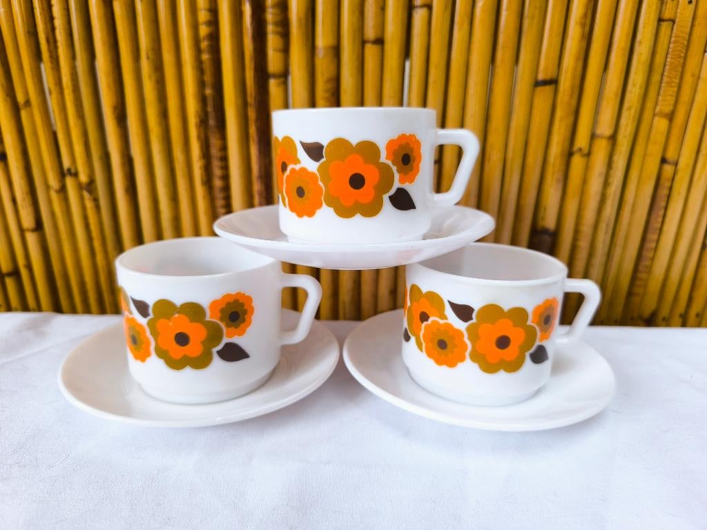 3 tasses et soucoupes vintage Arcopal déco Lotus, orange, Maison & Meubles, Cuisine | Vaisselle, Utilisé, Tasse(s) et/ou soucoupe(s)
