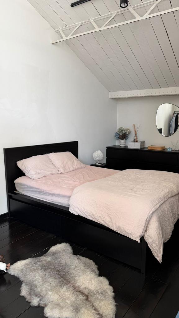 Bed van ikea - 140 x 200, Huis en Inrichting, Ophalen, Zwart, 140 cm, Zo goed als nieuw