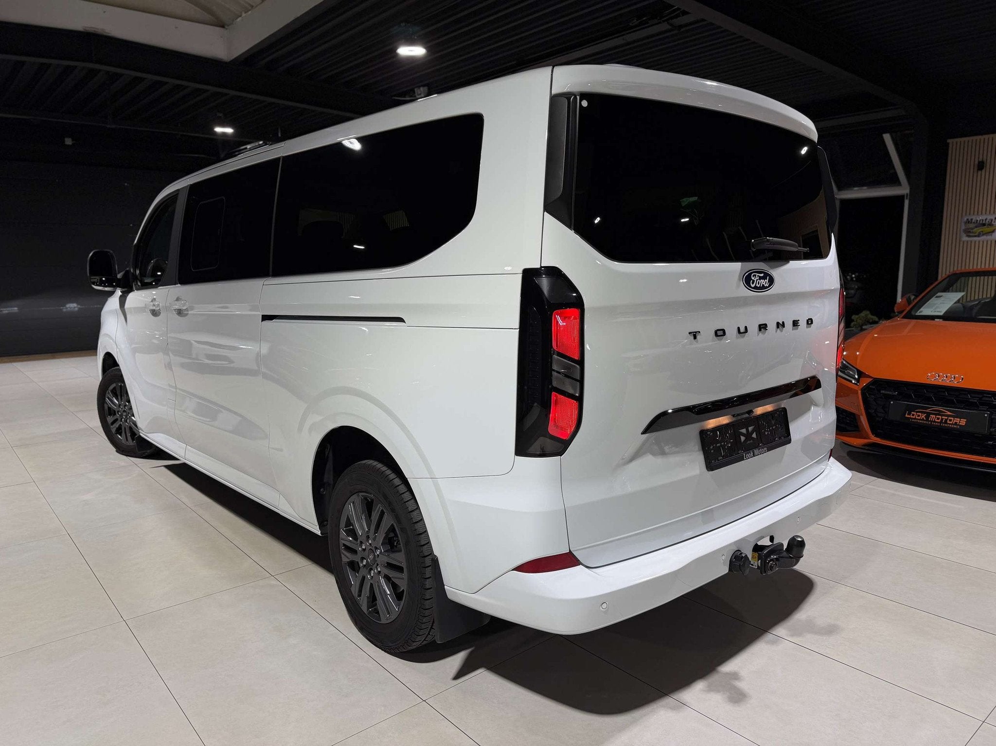 Ford Tourneo Custom TITANIUM LONG CHASSIS 2.0 TdCi 136CV 8 P, Autos, Ford, 100 kW, Achat, Euro 6, Entreprise