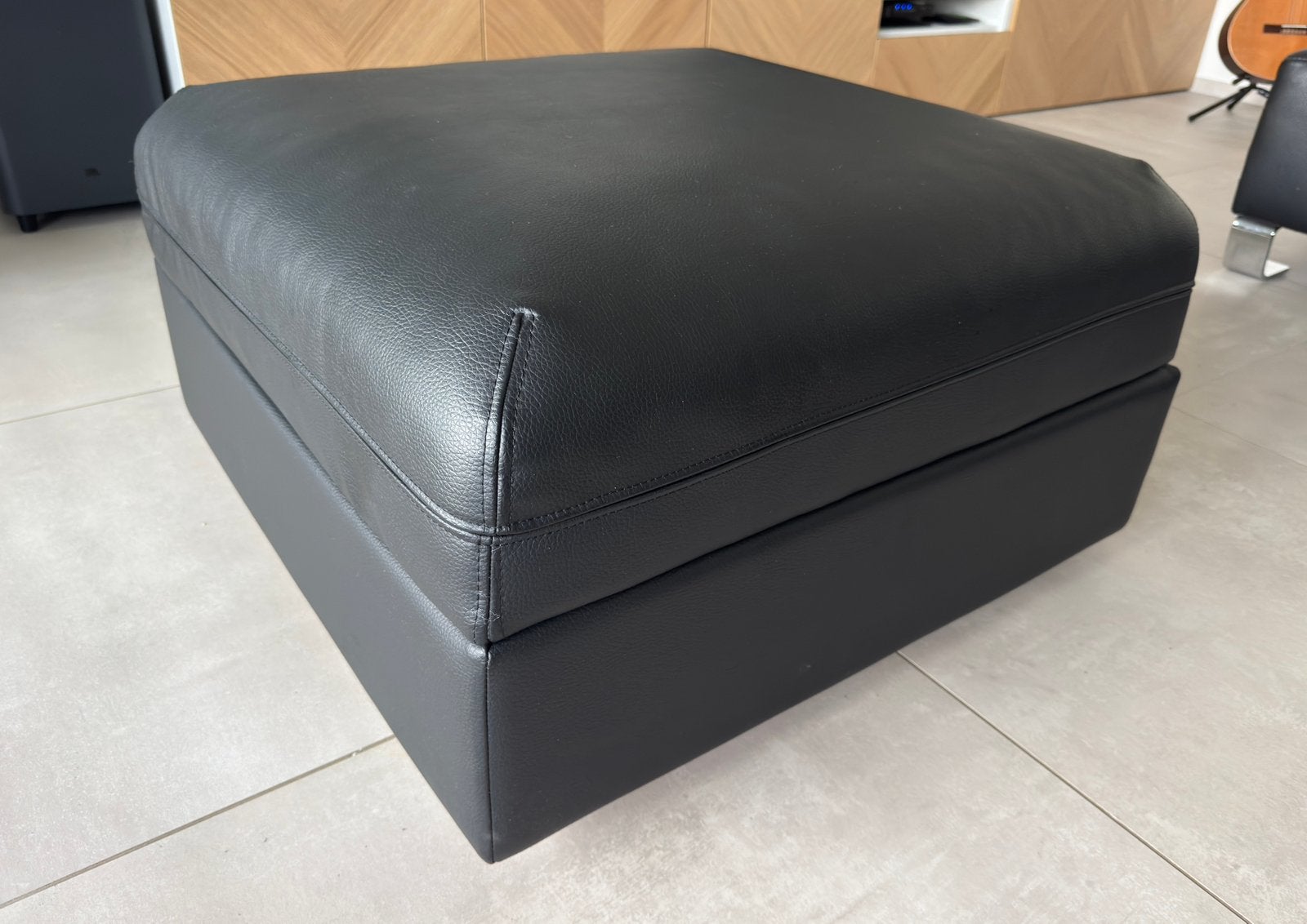 Pouf/Coffre IKEA Vallentuna, Maison & Meubles, Enlèvement, Comme neuf, Cuir