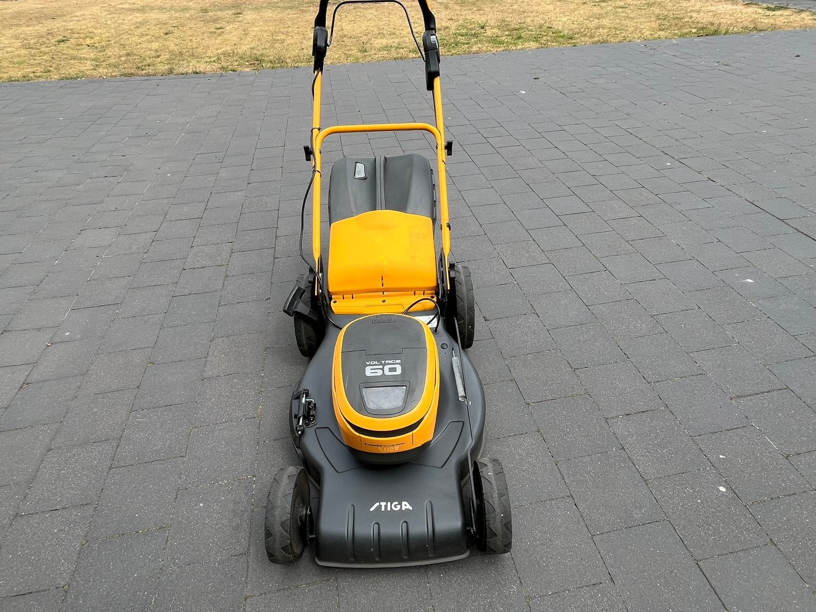 Stiga Combi 53 SQ MAE accu grasmaaier + lader en 2 accu’s, Ophalen, Zo goed als nieuw, Opvangbak