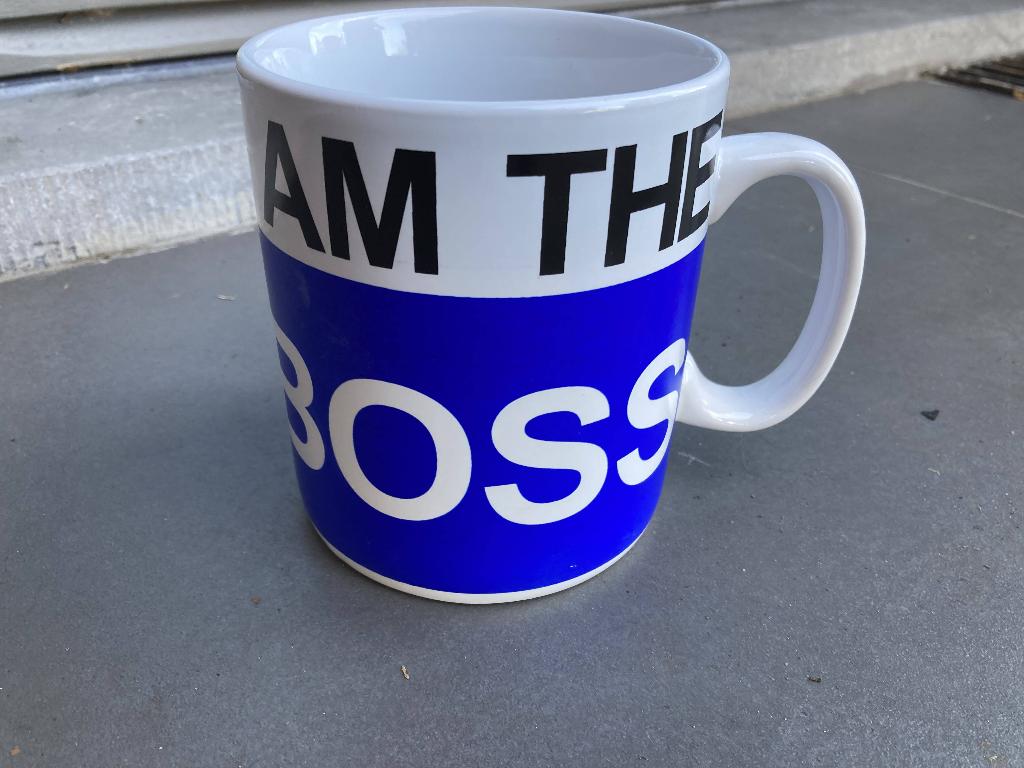 Grote mok van halve liter 'I am the boss' voor 2 euro, Verzamelen, Glas en Drinkglazen, Ophalen