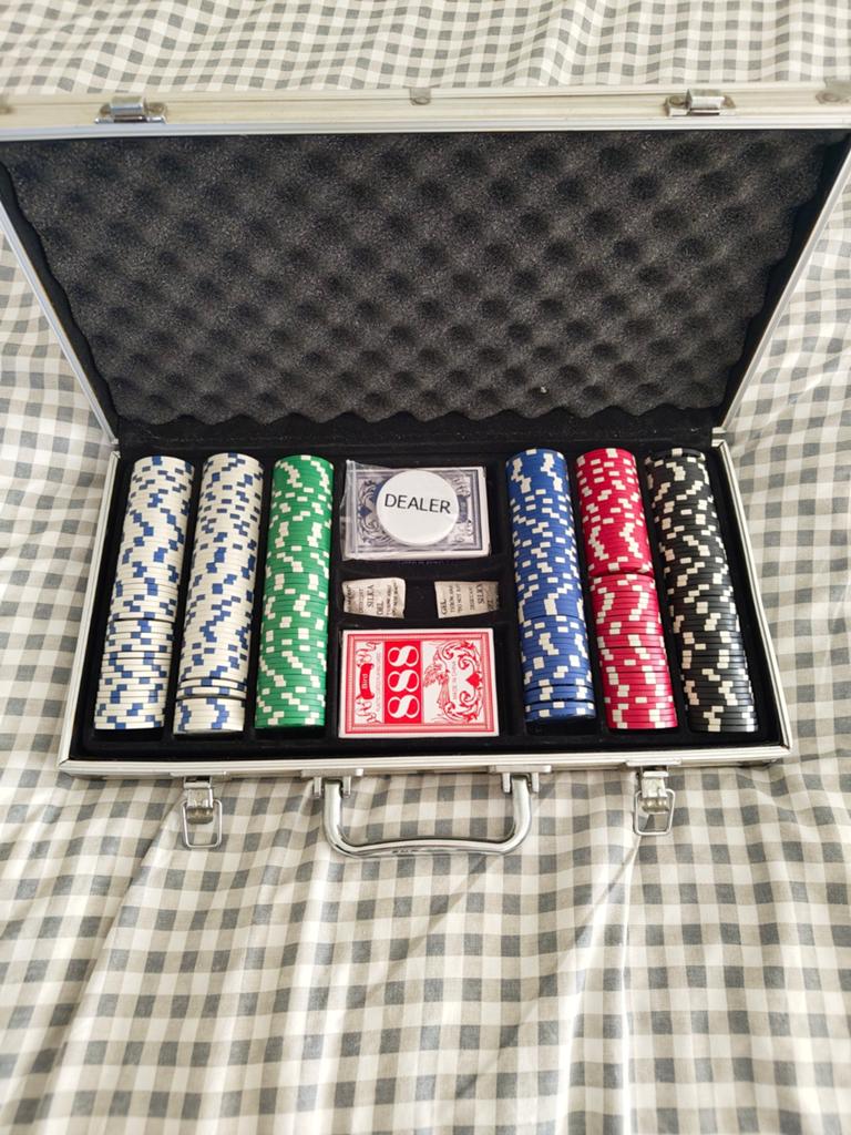 Poker Set, Enlèvement