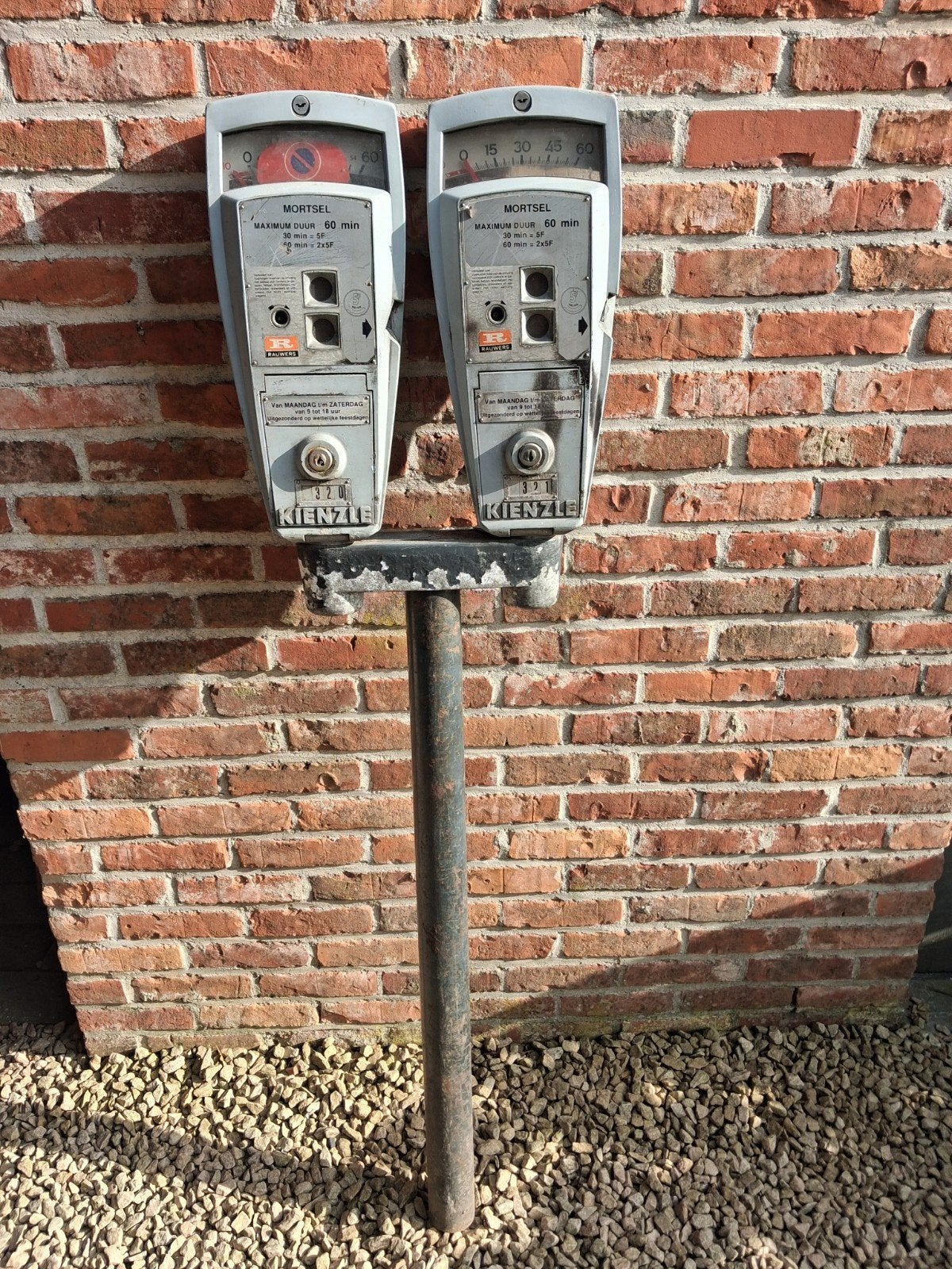 Originele dubbele kienzle parkermeter Mortsel op paal vintag, Ophalen