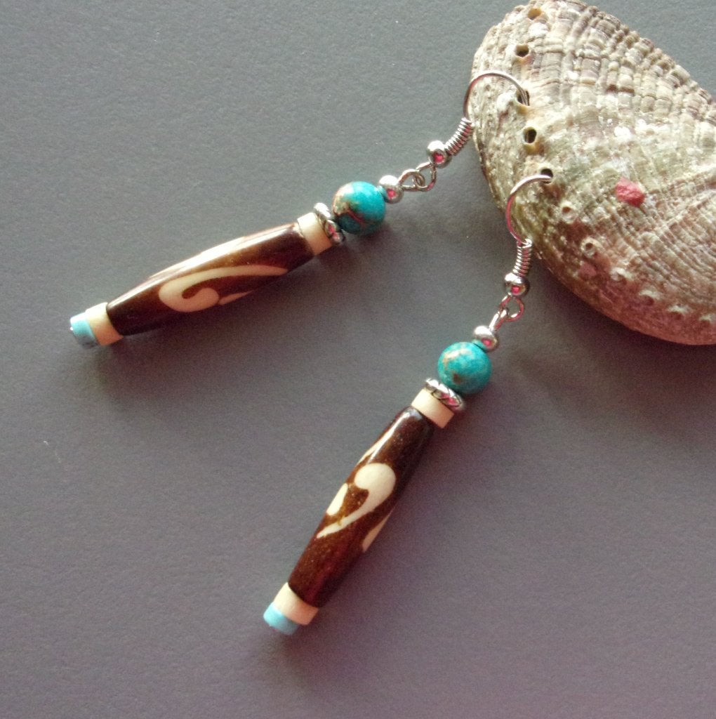 Boucles d’oreilles cylindriques os batik avec turquoises, Neuf, Enlèvement ou Envoi, Bleu, Pendantes