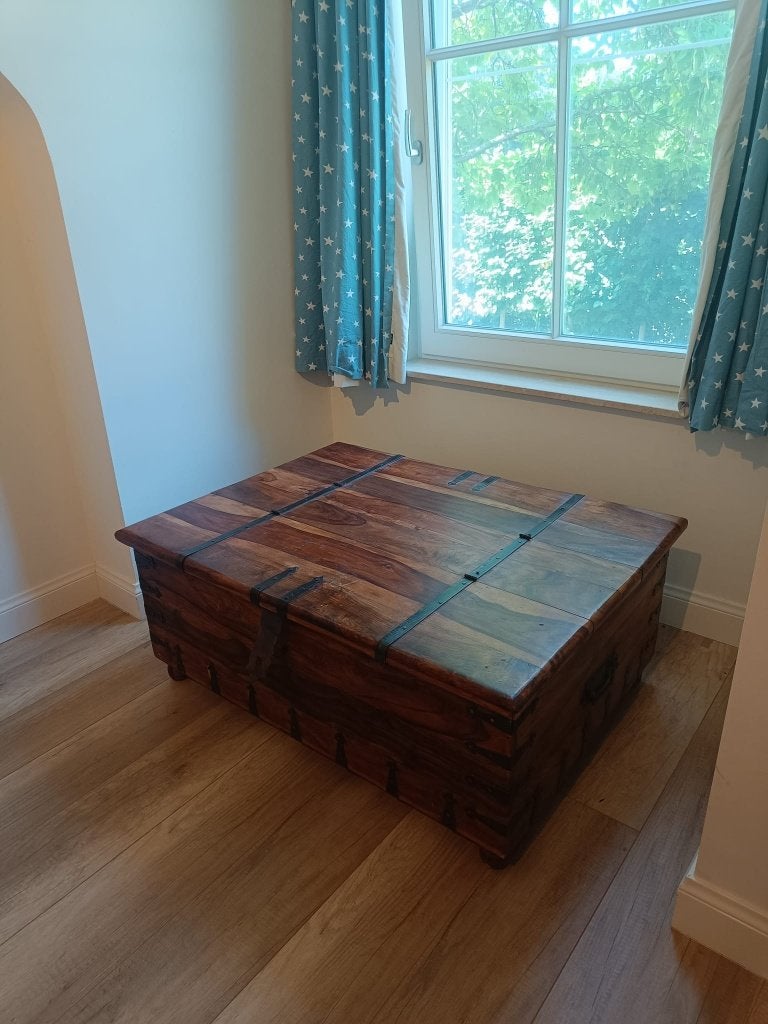 Grand coffre de rangement / table basse en bois massif, 100 à 150 cm, Autres essences de bois, Enlèvement, Utilisé