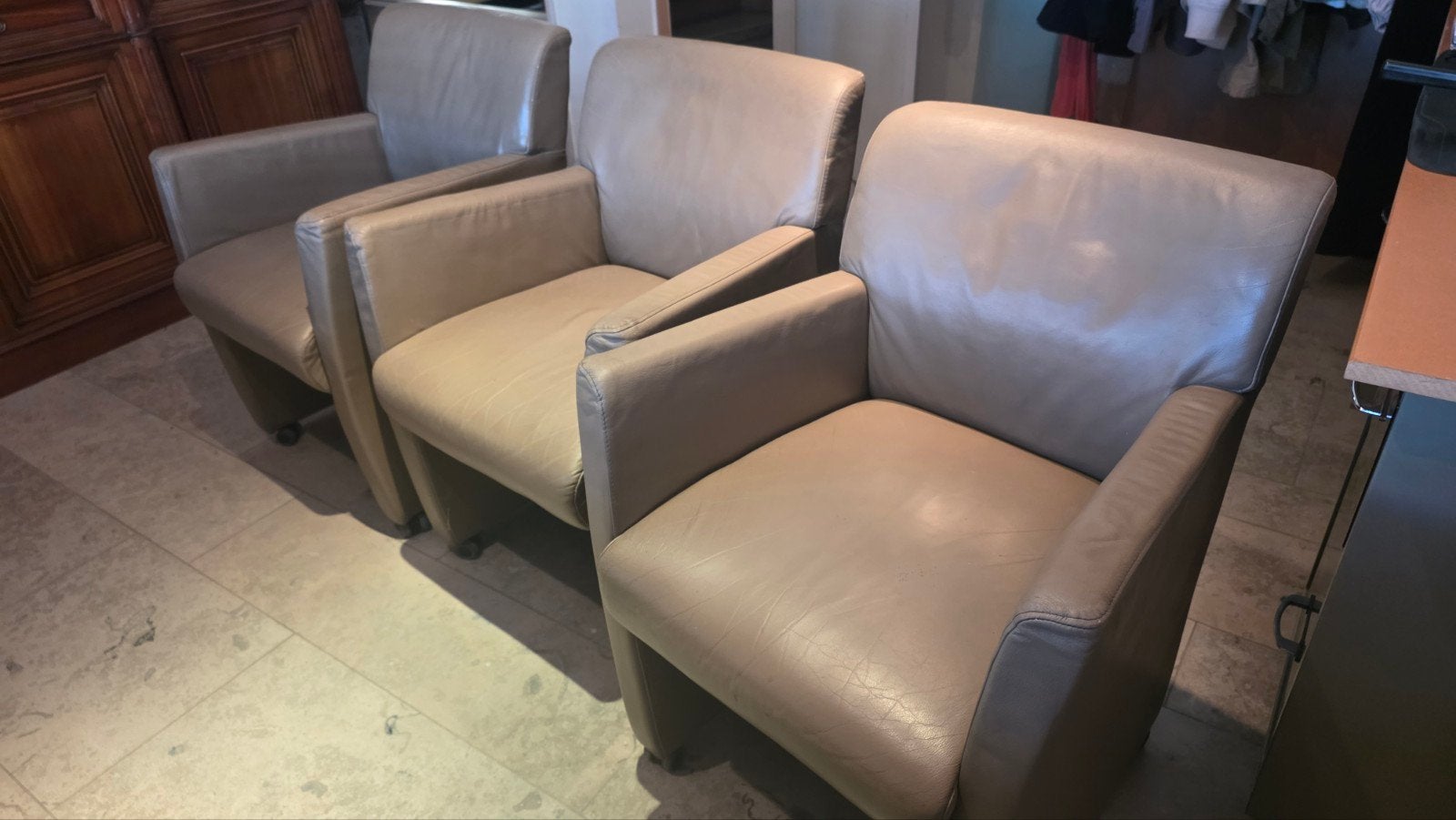 3 sièges en cuir sur roulettes pivotantes, Maison & Meubles, Trois, Autres couleurs, Enlèvement, Utilisé