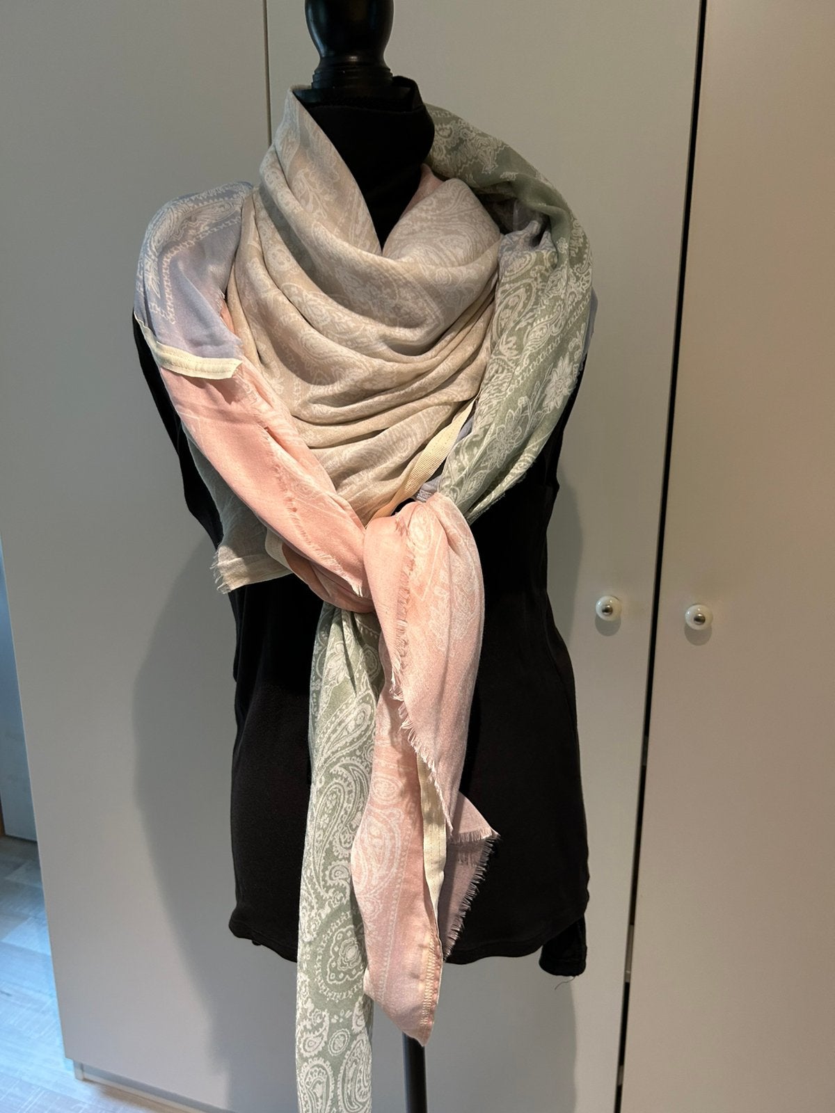 Foulard Shanna tons pastels, Kleding | Dames, Mutsen, Sjaals en Handschoenen, Ophalen of Verzenden, Zo goed als nieuw