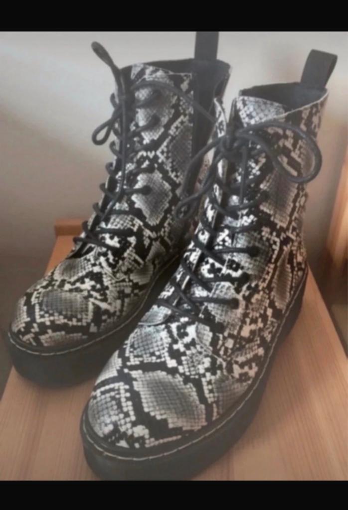 Enkellaarzen snake motief met plateauzool mt 40, Kleding | Dames, Ophalen of Verzenden, Zo goed als nieuw