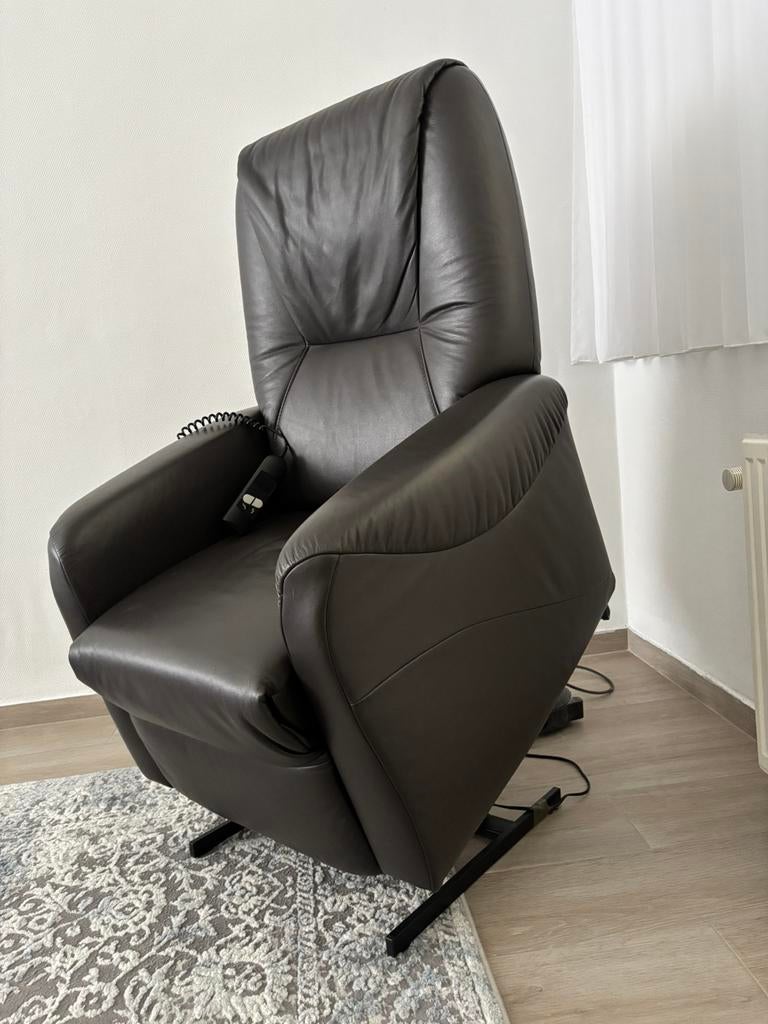 Ekektrische relaxzetel met sta op functie! Leder!, Huis en Inrichting, Ophalen of Verzenden, Zo goed als nieuw, Leer, Elektrische relaxzetel fauteuil relax zetel relaxstoel