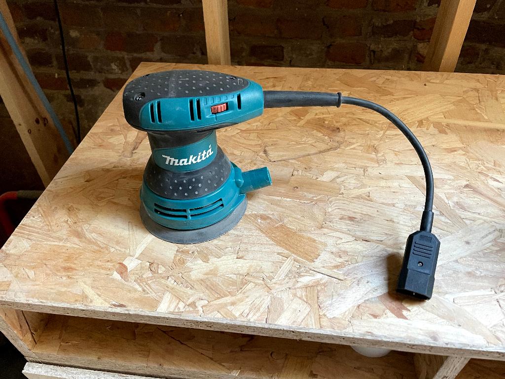 Ponceuse orbitale Makita BO501, Doe-het-zelf en Bouw, Ophalen of Verzenden, Gebruikt, Minder dan 600 watt, Vlakschuurmachine