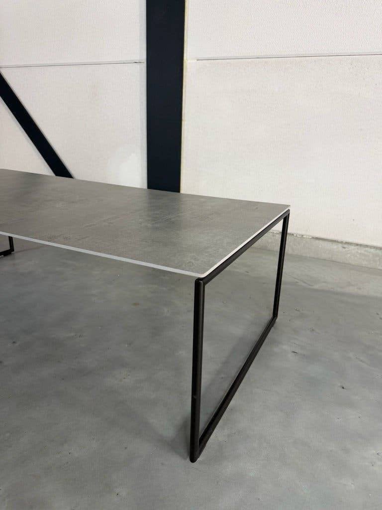 Leolux Evidence – keramiek blad – nieuwstaat, 100 tot 150 cm, 50 tot 100 cm, Zo goed als nieuw, Metaal